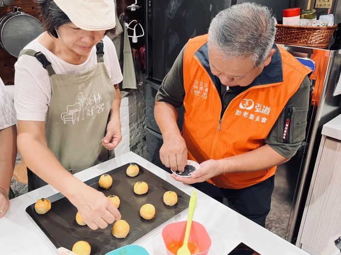 愛心齊助老 弘道不老中秋公益月餅禮盒預購起跑