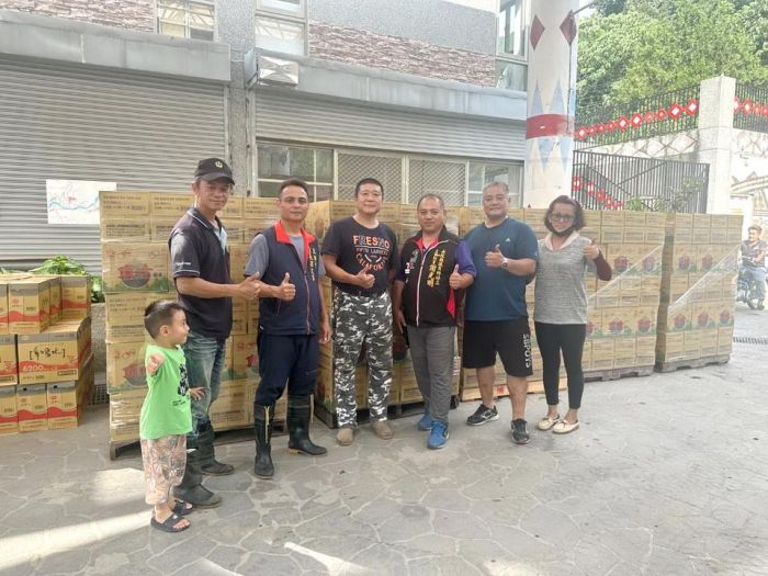 台灣善種子義工團募集飲用水及麵包送愛到災區