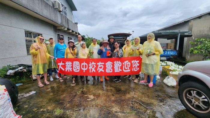 嘉市大業國中校友會  冒雨送愛心