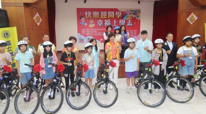 戴竹基金會、獅子會、市議長陳姿妏關懷家扶兒  快樂迎開學