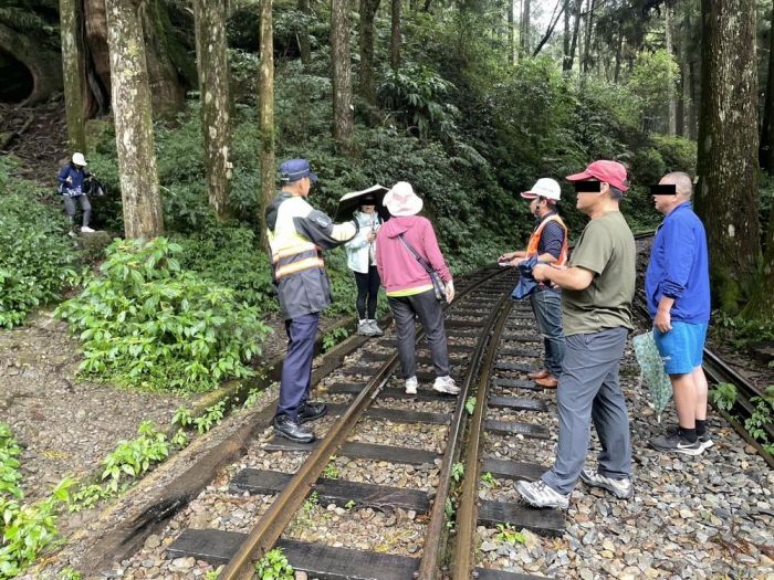 林鐵及文資處與警方聯合勸導民眾切勿行走軌道 以免觸法 　　