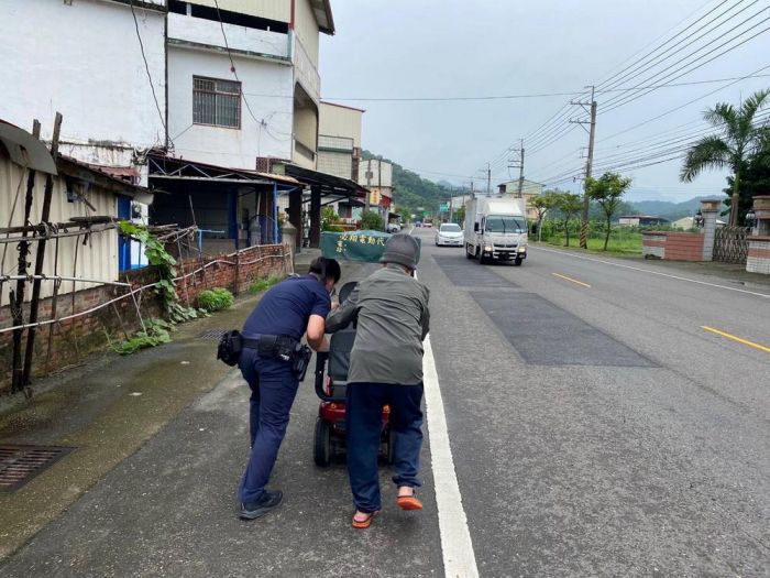 老翁騎電動車外出「嘸電啊啦」 熱心警徒手推車助返家