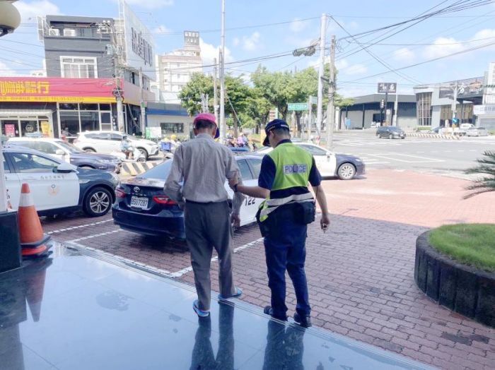 老翁外出迷途　警民合力助老翁返家