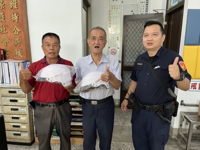 向年長者交通安全宣導　和心警贈縣府愛心安全帽
