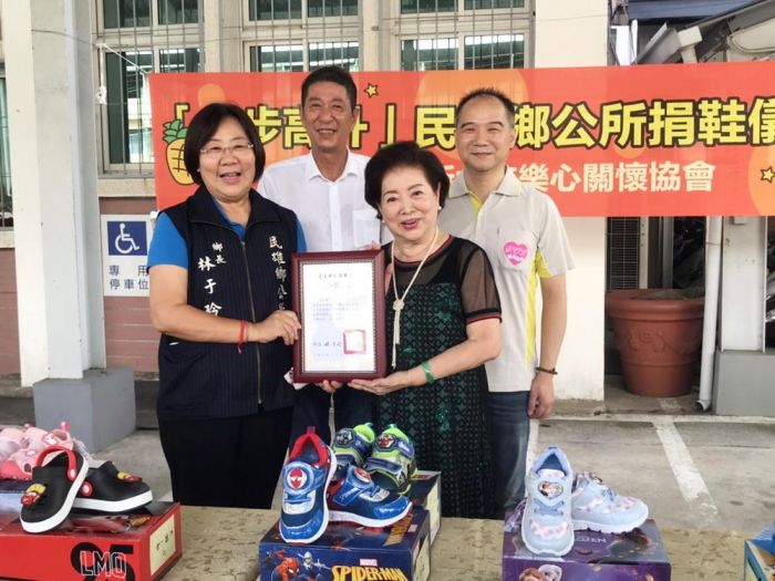 金馬影后陳淑芳 攜手公益團體捐鞋給民雄鄉弱勢孩童