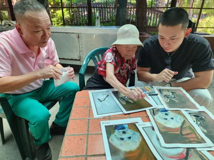 三代同堂齊畫畫  96歲高齡阿嬤與子孫畫同樂