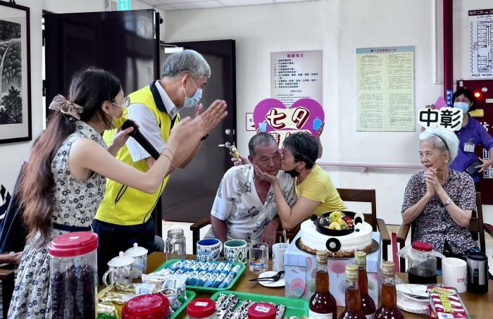 手作棗樂大成功 中彰榮家長輩七夕歡飲自製酵素