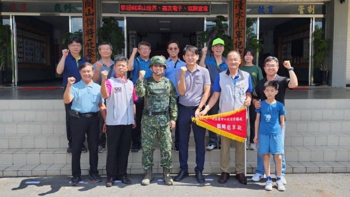 屏東軍友站顧問簡誠漢敬軍慰勞陸軍南測中心