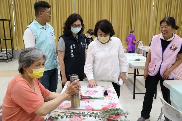 「花花世界綠色療育」現場實作插花 黃敏惠到場勉勵學員