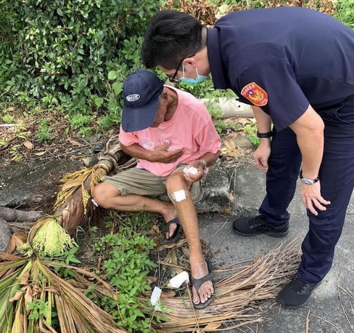 8旬翁摔坐路旁不起　民眾通報警方救援
