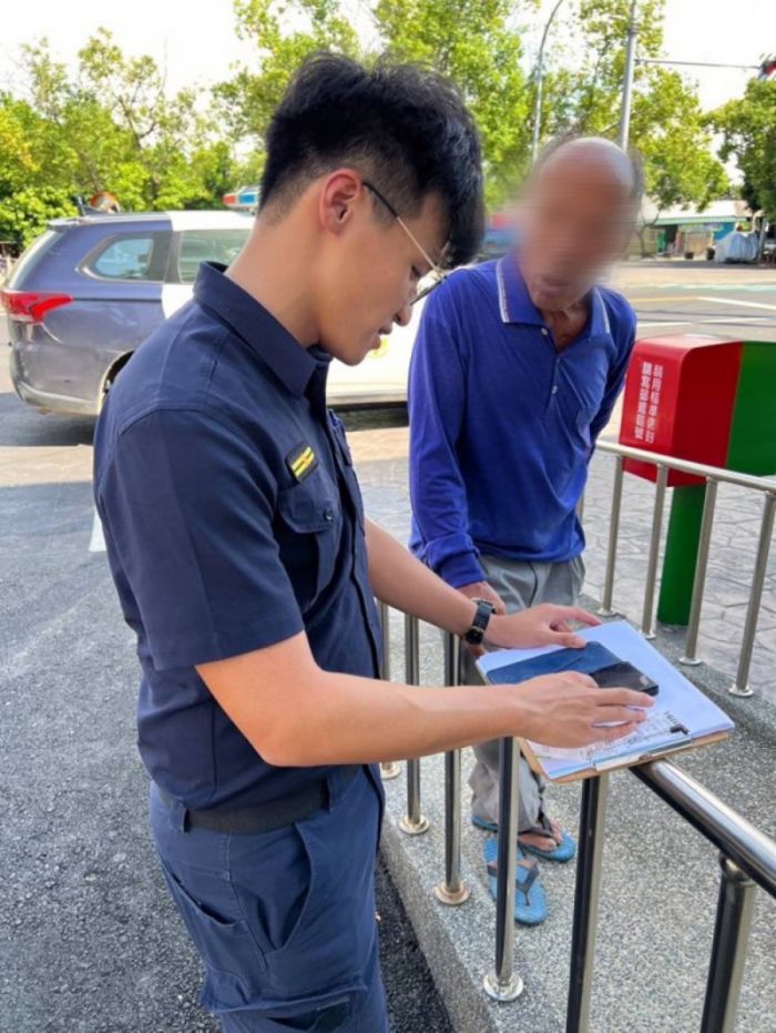 假檢警騙翁寄提款卡　油車警獲報緊急攔截