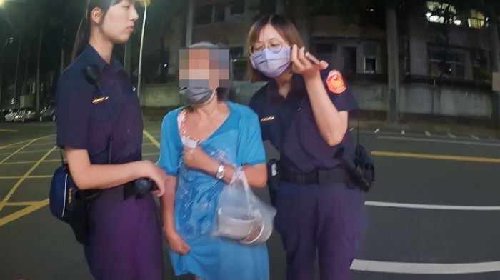 老嫗買晚餐忘了回家路　女警親自護送返家