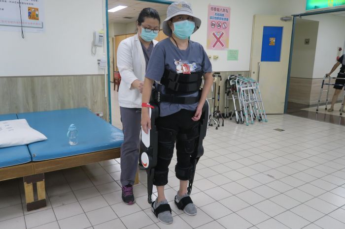 踏出人生新希望 下肢機器人助中風患者站起來向前走