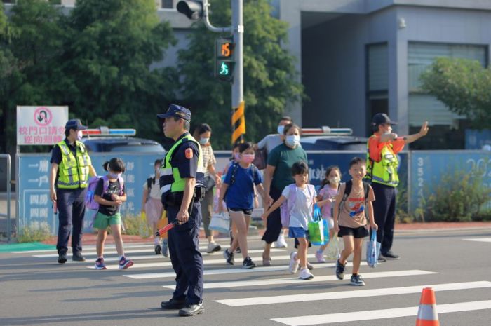 迎接開學日　苗警守護學童上學安全