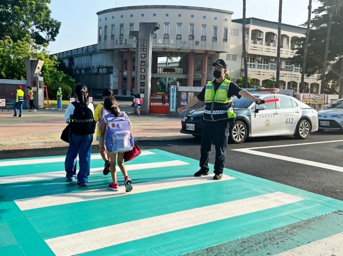 西螺警啟動護童　溫馨守護學童安全