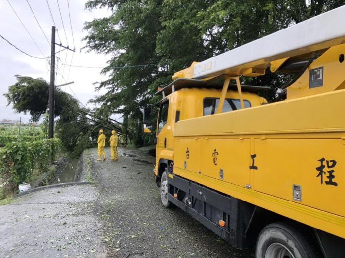 海葵颱風造成屏東3395戶停電  台電全力動員搶修中