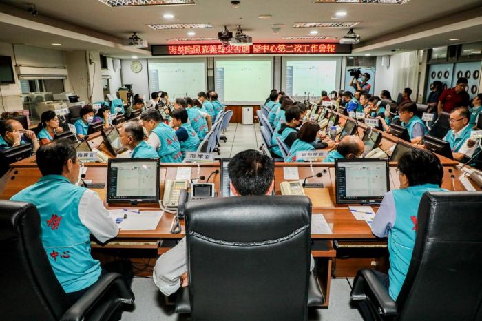 海葵颱風翁章梁主持災害應變中心會議