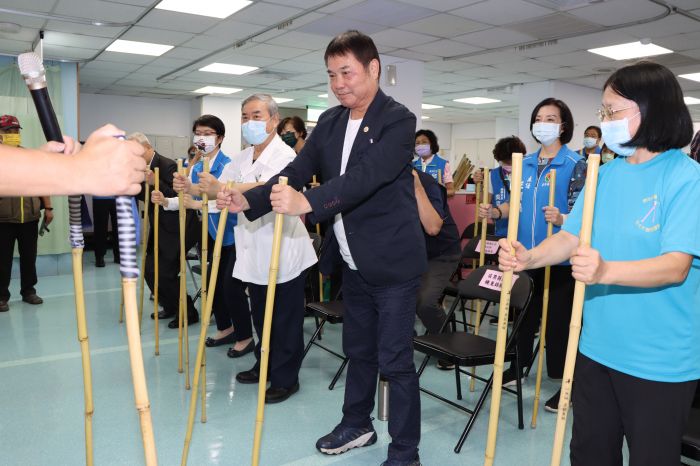 打敗肌少症! 弘大醫院啟動健走杖推廣中心及不倒翁學校