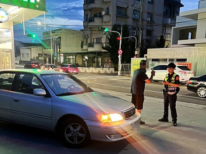 汽車拋錨卡路中間　長平警協助推至路旁待援