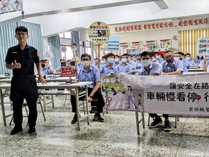 提升工業區行車安全觀念　莿桐警前進工廠交安宣導