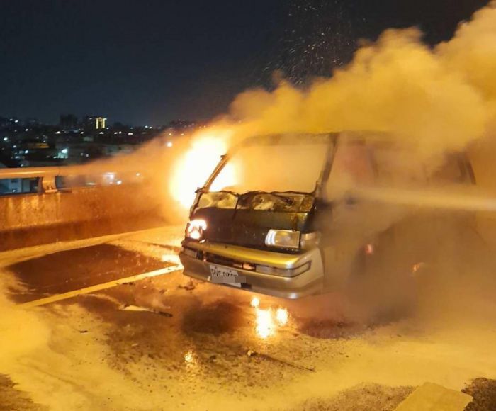 國道3號火燒車再遭3車追撞 廂型車駕駛昏迷指數3