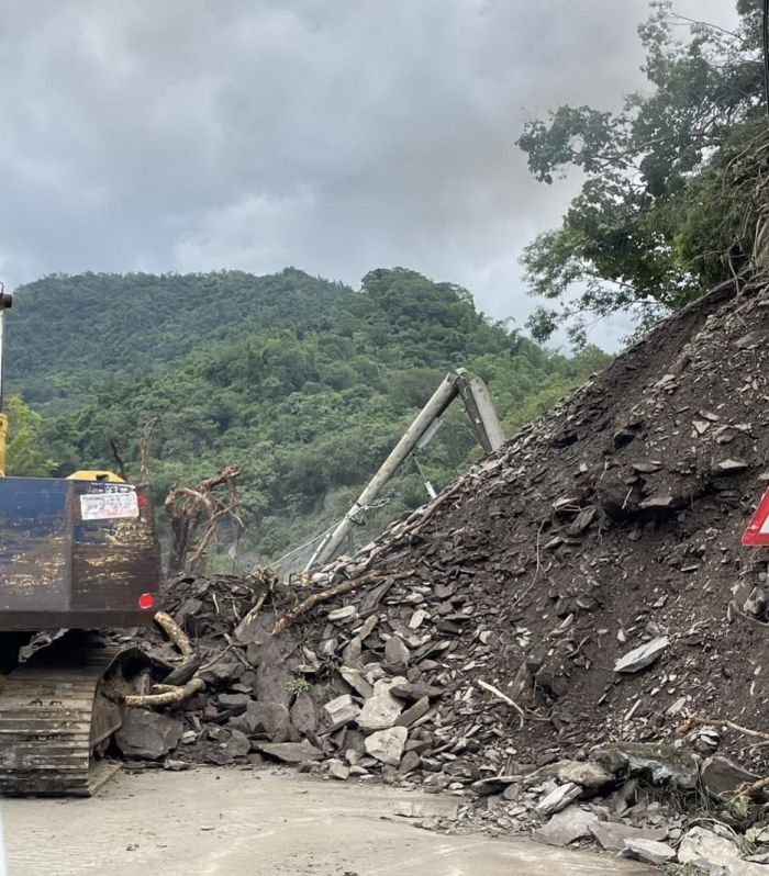 高雄六龜新開地區山崩落石　立委邱議瑩到場關心預計今天搶通