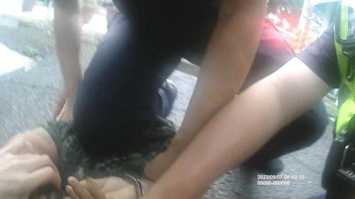 失聯移工身著迷彩服 見警盤查心虛烙跑 梅山女警霸氣壓制逮捕