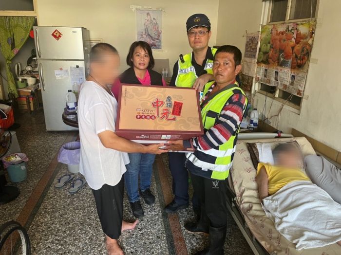 8旬夫婦罹病經濟陷困頓　和心警轉贈物資送溫暖
