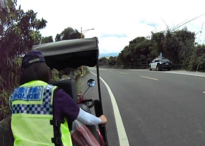 電動車半路拋錨　公正警協助解圍