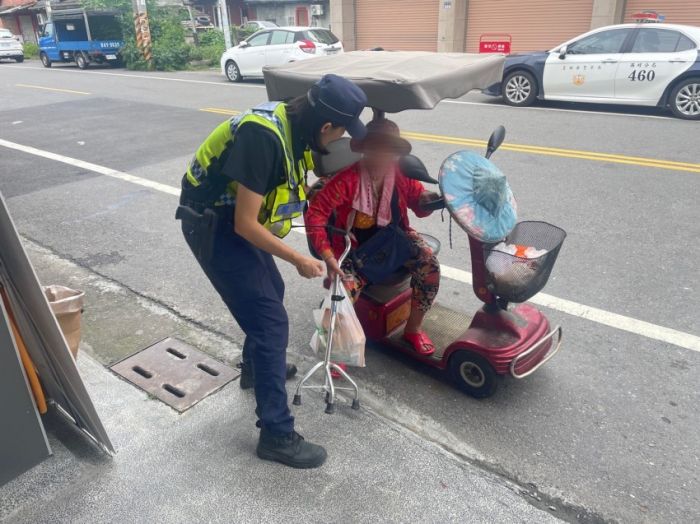 電動車故障求助　崙背警細心協助返家