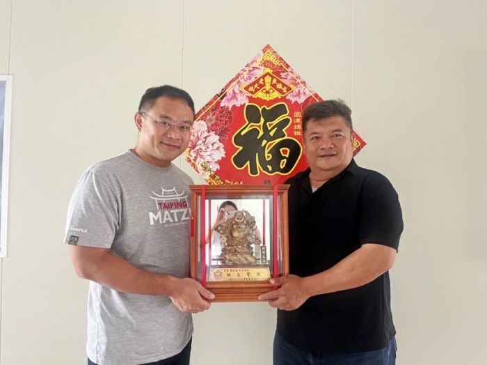 西螺警榮退　分局長致贈紀念品