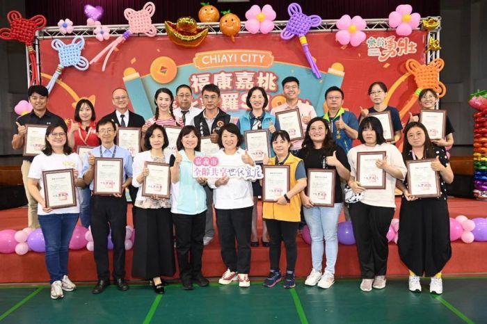 嘉義市福康嘉桃 壽比諸羅SHOW　黃敏惠與長輩同樂
