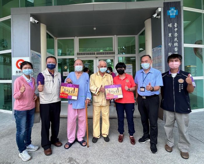 秋節前夕溫馨送愛　南投榮服處與彰化榮家慰問住院榮民