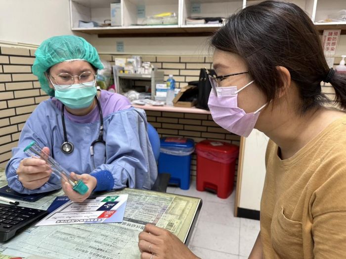 嘉榮醫建議氣喘者用「尖峰呼氣流量計」輔助監控保健康