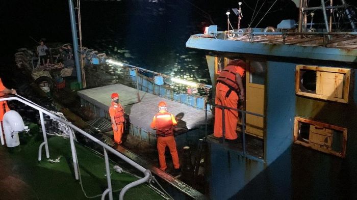 澎湖海巡在花嶼海域逮獲越界拒檢陸船