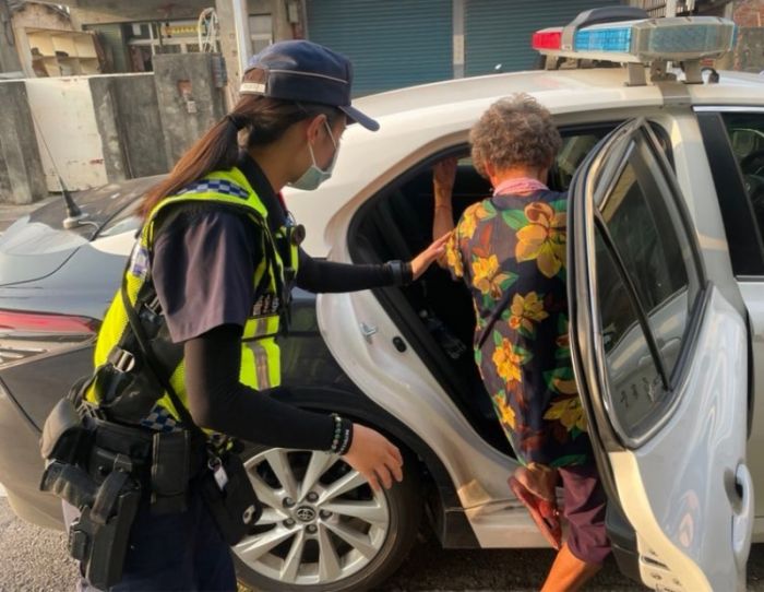 失智婦徘徊街頭　二崙警護送返家