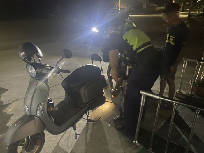 機車沒了胎壓寸步難行　莿桐警助民解難題