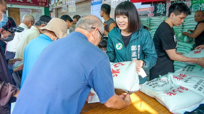 愛心世代傳承! 高雄市議員鄭孟洳捐贈白米顧弱勢