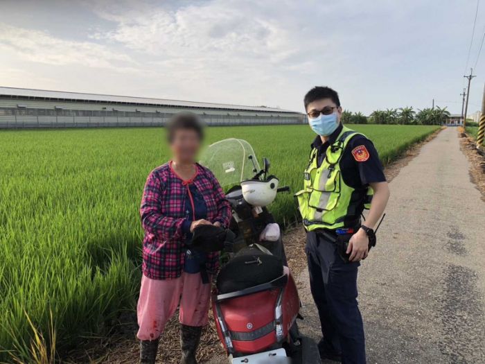 農婦巡田水打滑犁田　巡警聞呼救聲助脫困