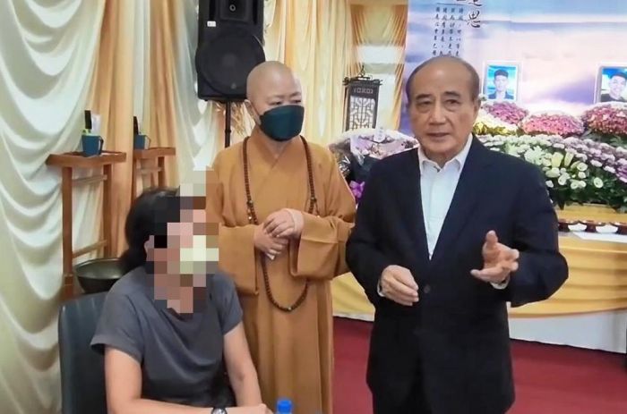立法院前院長王金平捐助殉職消防人員家屬慰問金捻香致意