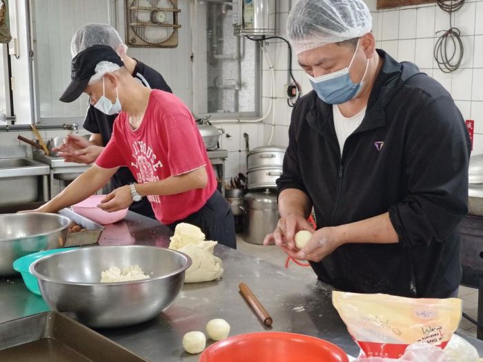 大林慈濟「不二坊」總鋪師團隊 素栗子月餅 溫暖搏感情