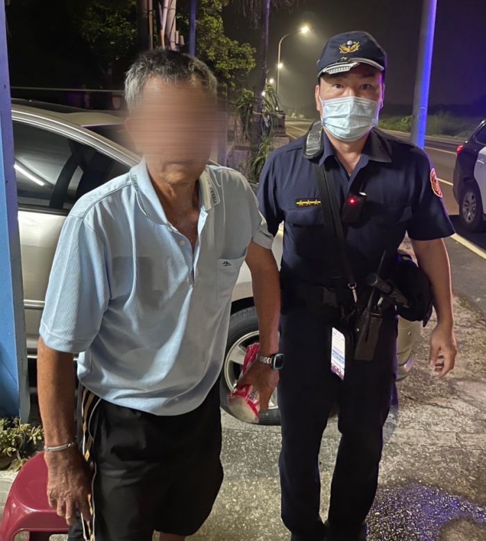 失智翁深夜徘徊　豐榮警到場協助返家