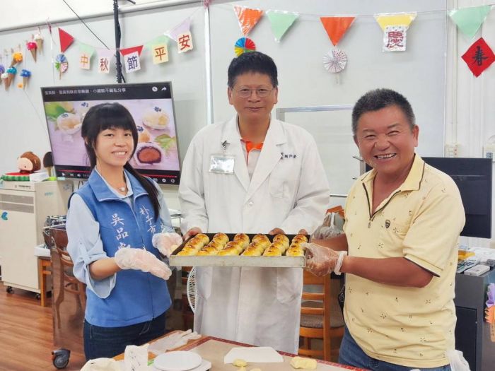 秋節前夕餅香傳愛 朴子市長關懷朴醫日照長者