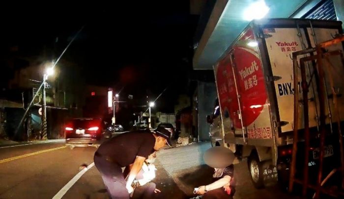 醉漢路倒彎道險象環生　埒內警助平安返家