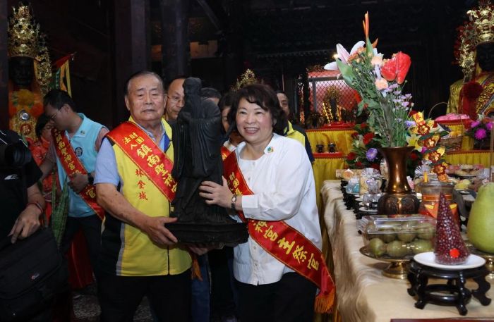 為祭孔典禮準備　嘉市鎮南聖神宮迎孔子聖像遶行護佑學子