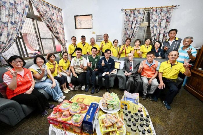 秋節樂團圓  高雄市長陳其邁訪百歲人瑞