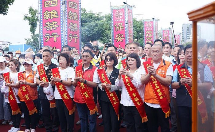 白沙屯媽祖「粉紅超跑」首次來嘉 市長黃敏惠 議長陳姿妏祈願媽祖賜福