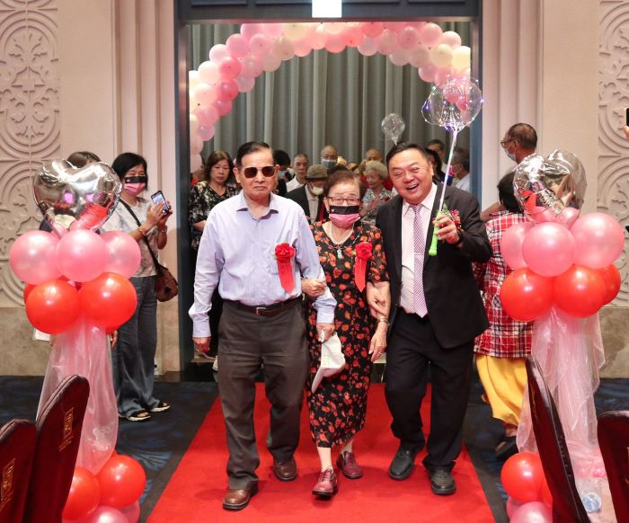 老夫老妻牽手步紅毯 員林市表揚金婚、鑽石婚、白金婚幸福滿溢