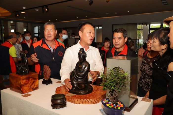 長榮文苑展出珍寶古玩收藏 吸引愛好者觀展