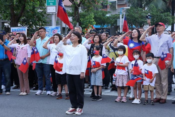 迎雙十國慶嘉市經國、精忠新城舉辦升旗典禮 黃敏惠領唱國歌